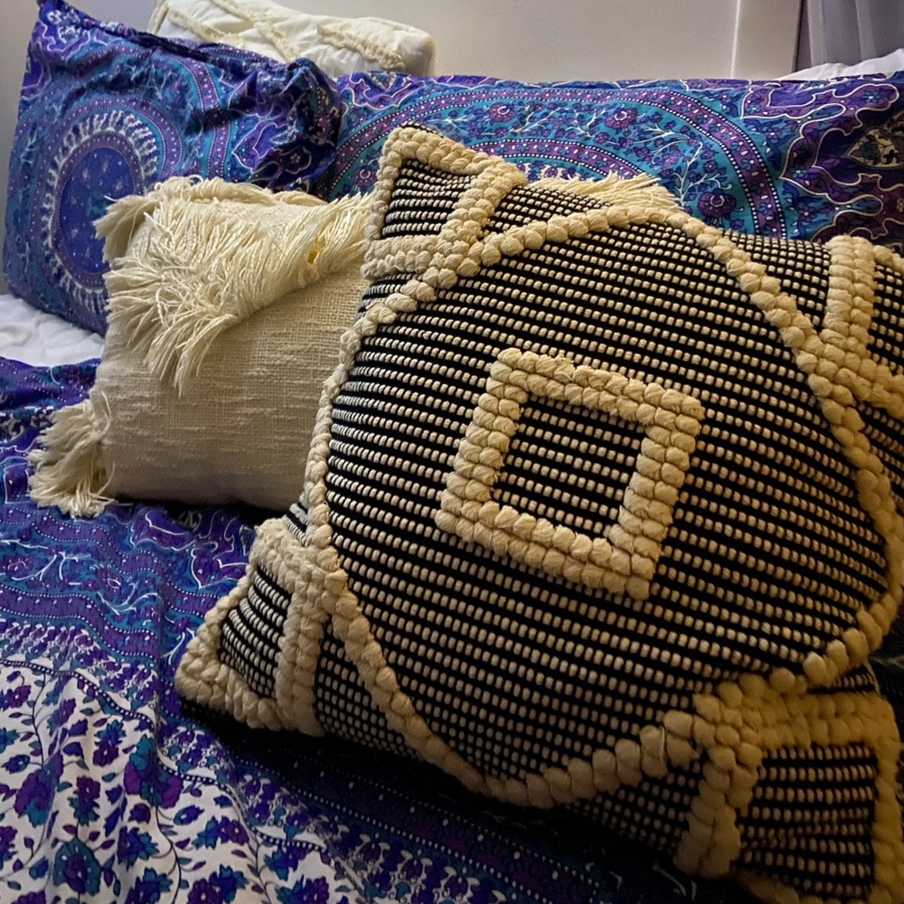 Crème throw pillow
